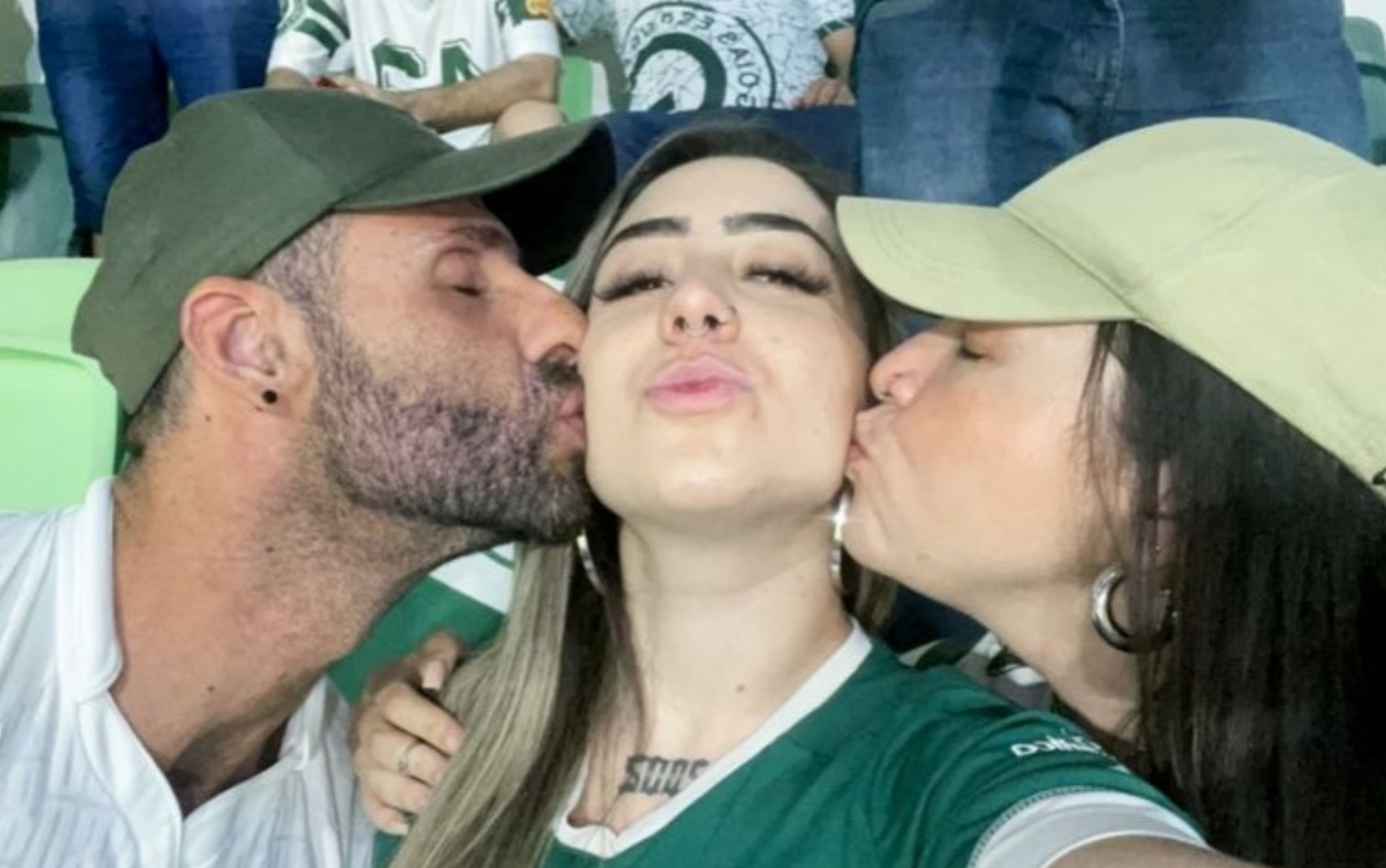 Casal que viralizou após conquistar nova integrante de trisal está junto há 21 anos e fez campanha nas redes sociais em busca da pretendente