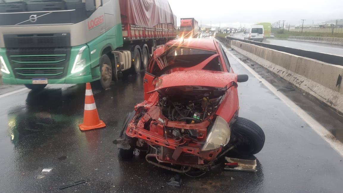 Ônibus bate em carro abandonado por motorista sem habilitação na Via Dutra, em Itatiaia