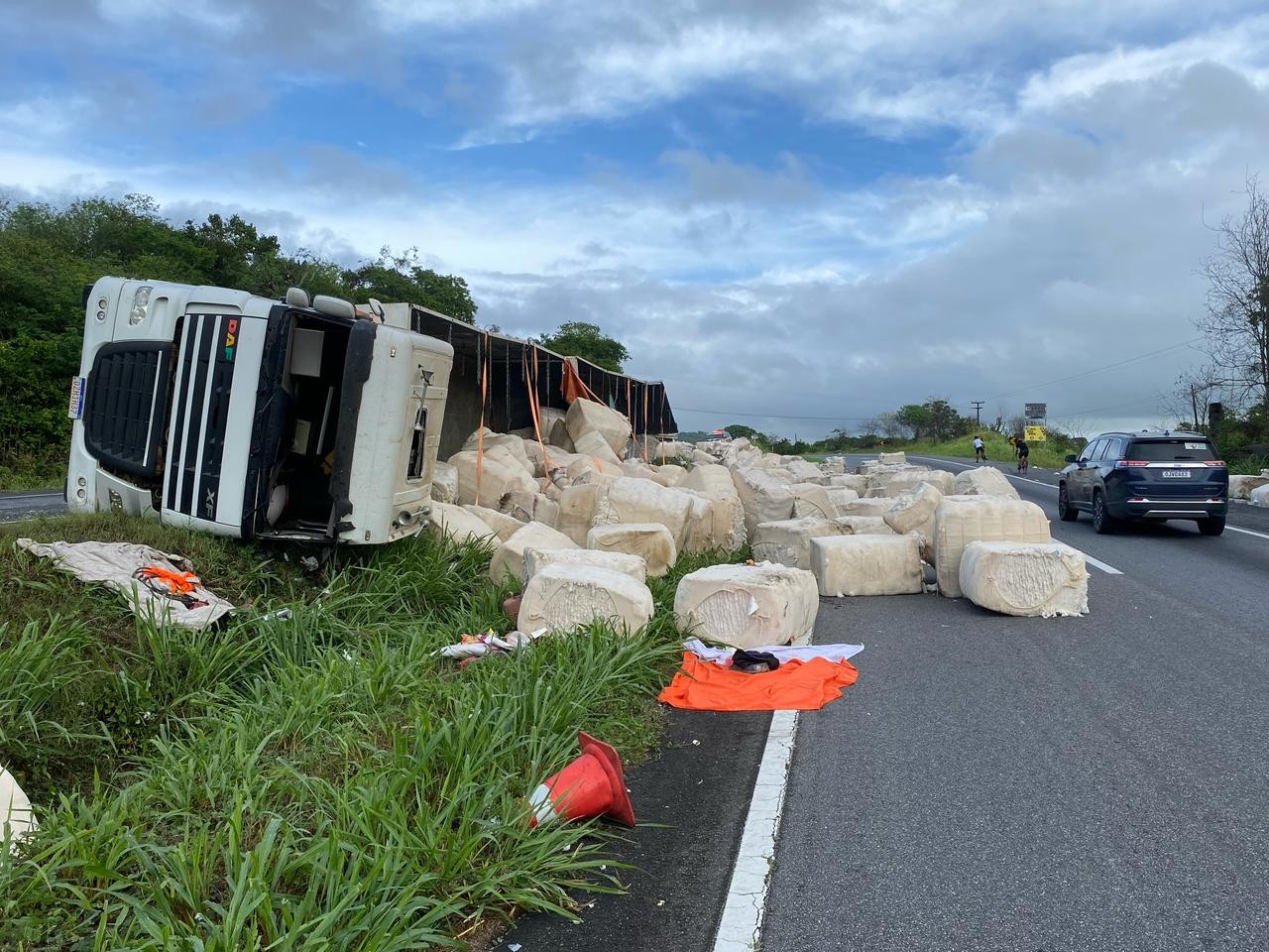 Caminhão tomba perto de Galante, na PB, e deixa BR-230 parcialmente bloqueada