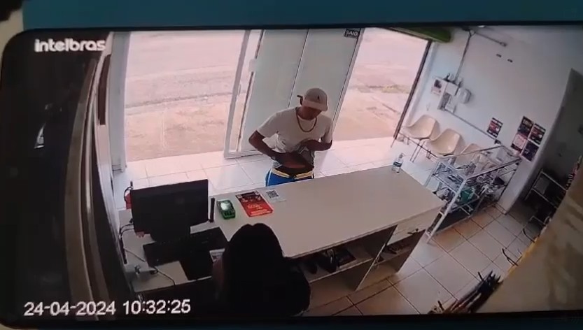 Homem armado rouba loja de celulares em Itapeva; vídeo 