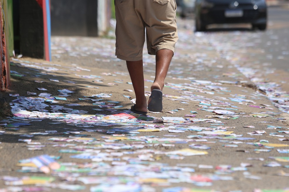 Ministério Público denuncia candidatos do Ceará por espalhar santinhos nas ruas no dia da votação — Foto: Pedro Amatuzzi/g1