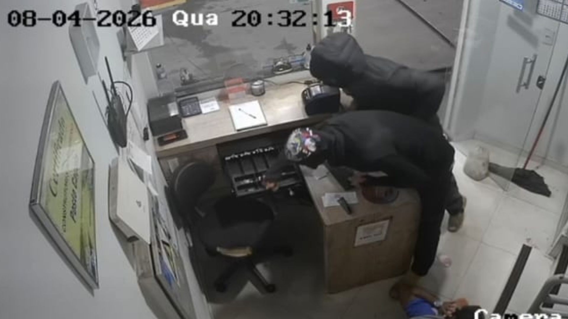 VÍDEO: Assaltantes encapuzados rendem funcionários de posto de combustíveis em MG