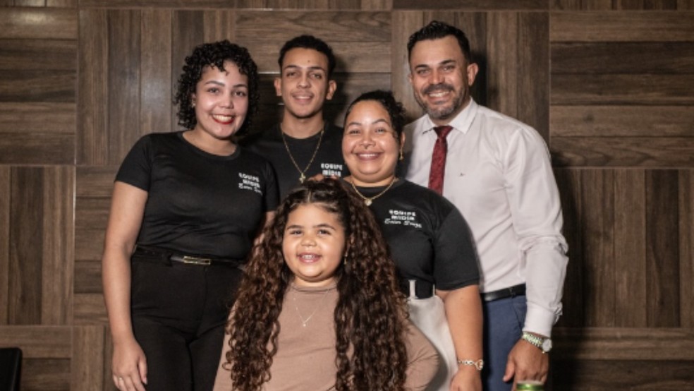 Ester Souza com os pais e os irmãos, em Votuporanga (SP) — Foto: Reprodução/Instagram