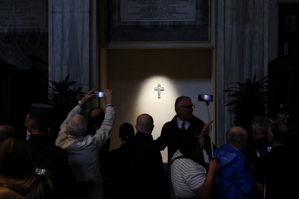 Pessoas se aglomeram para ver túmulo do papa — Foto: Claudia Greco/Reuters