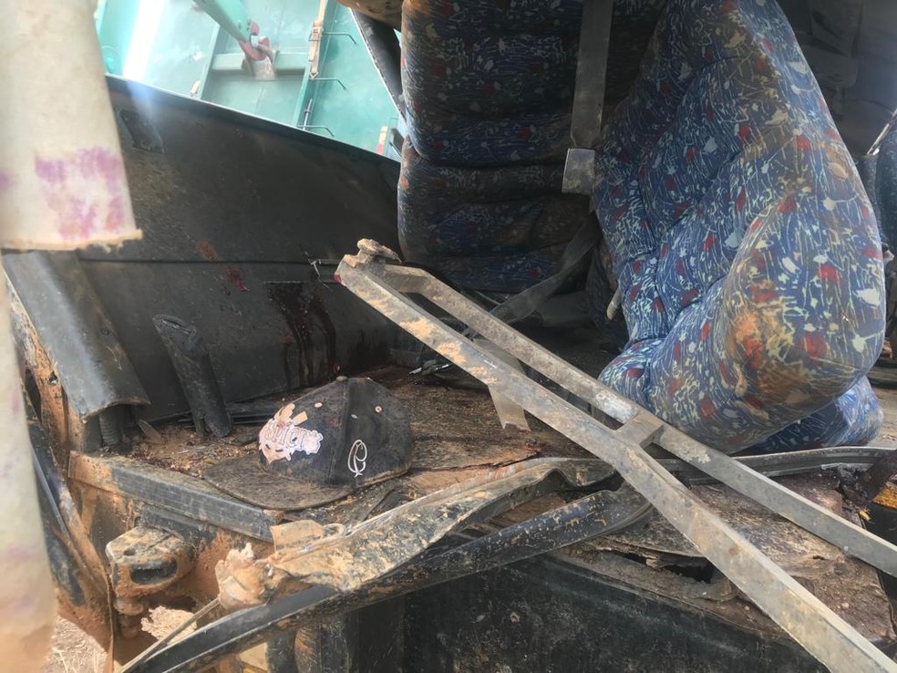 Ônibus que levava torcedores do Corinthians é levado para pátio da PRF em Itatiaiuçu (MG) — Foto: Saulo Luiz