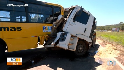 Trecho onde ocorreu acidente entre ônibus e caminhão está interditado