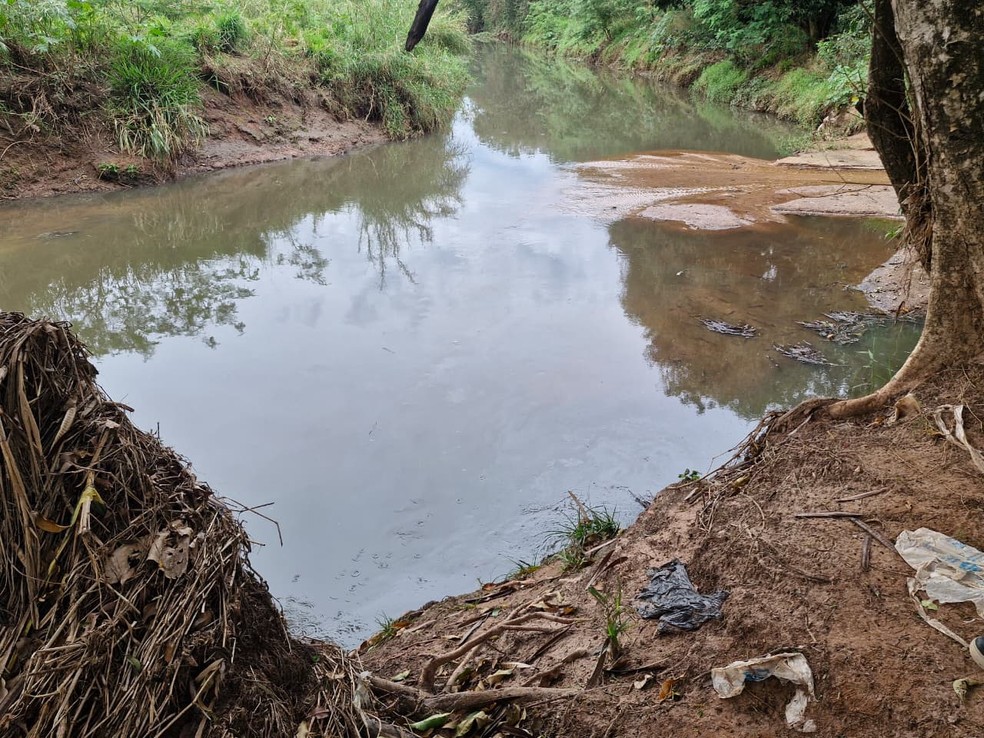 Problema em bomba de esta&ccedil;&atilde;o de tratamento causa vazamento de esgoto no Rio S&atilde;o Domingos em Catanduva (SP) &mdash; Foto: TV TEM / Maria Leticia Randoni