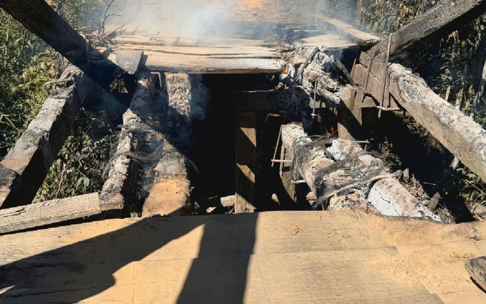 Ponte é incendiada e moradores de assentamento rural correm risco de isolamento em Goiás