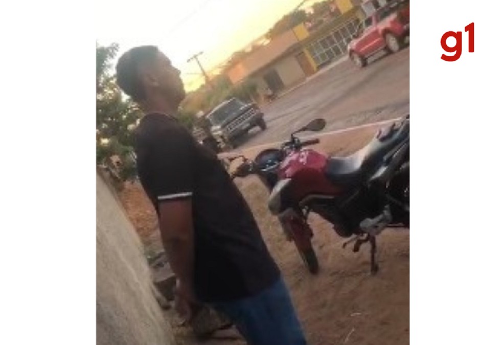 Mototaxista Jefferson Lima Borges, de 25 anos, durante abordagem da PM — Foto: Reprodução