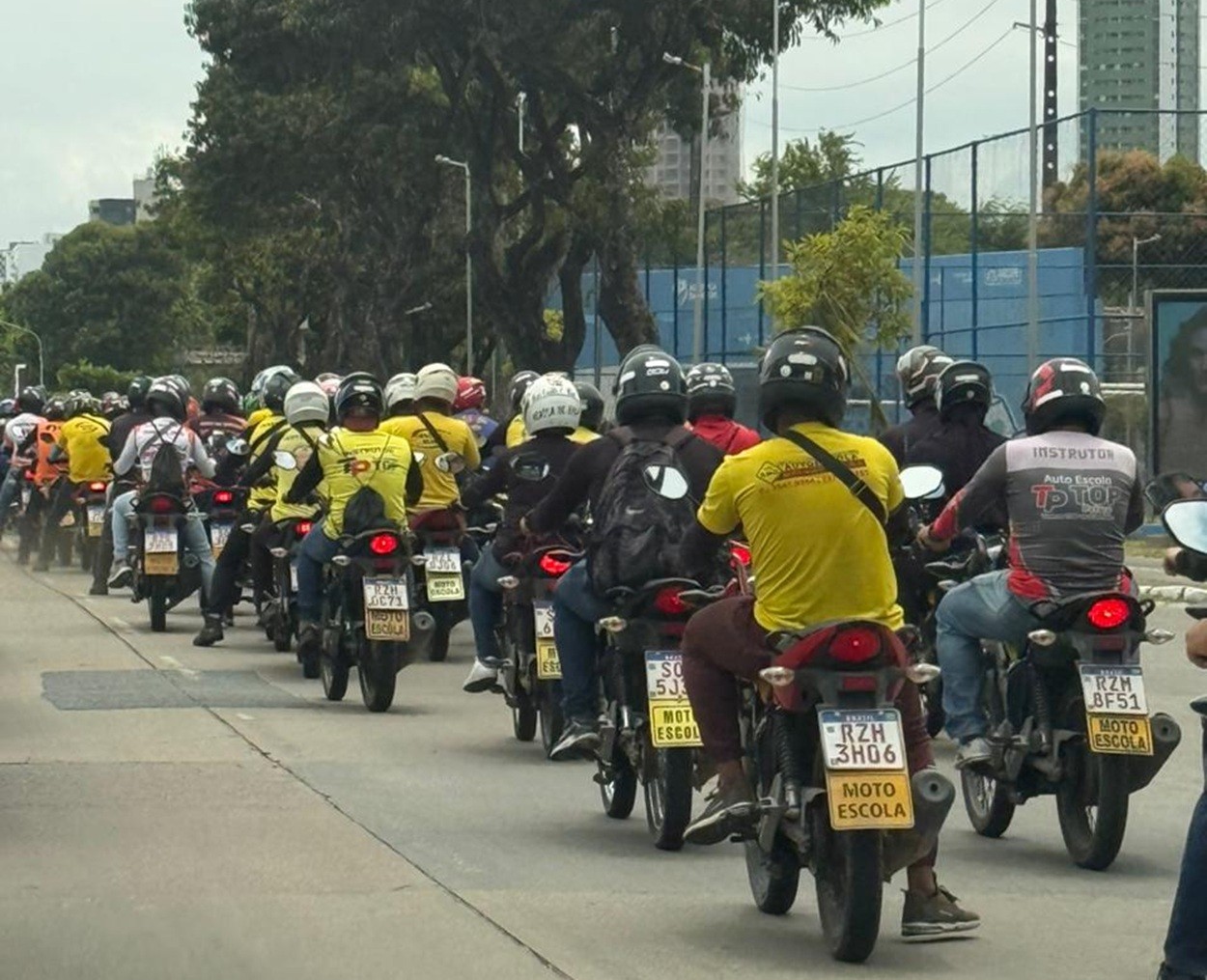 Donos e instrutores de autoescolas fazem carreata contra mudanças na CNH