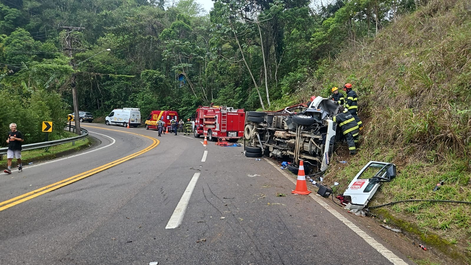 Acidente envolvendo caminhão de bebidas deixa uma pessoa morta na Rio-Santos, em São Sebastião
