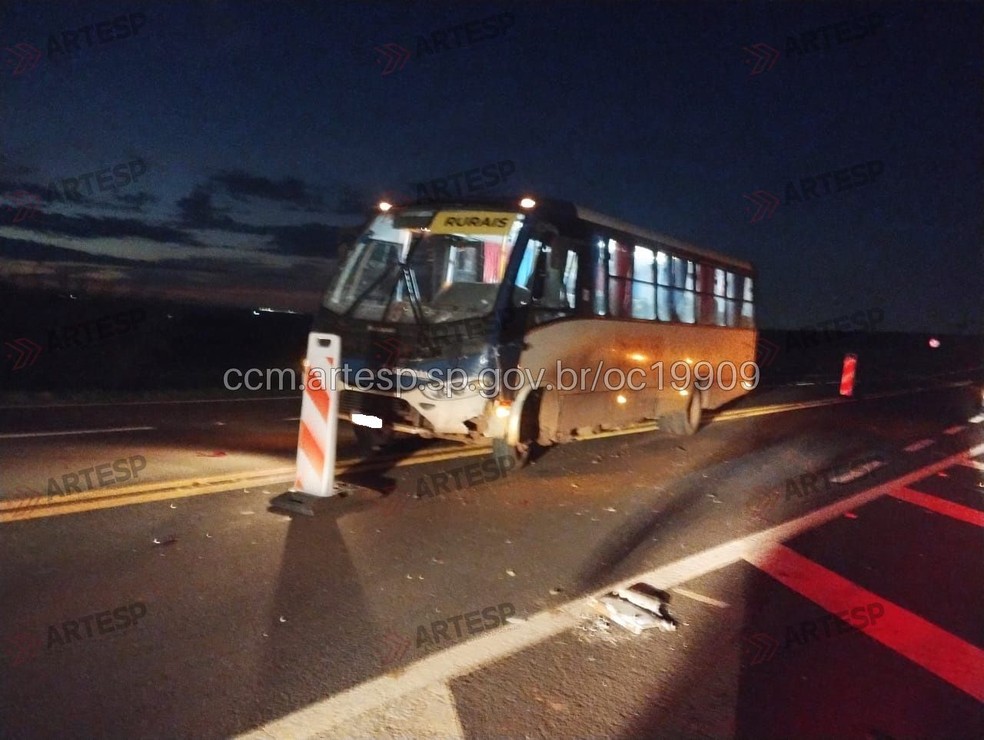 1 de 2
&Ocirc;nibus de transporte de trabalhadores rurais atingiu a lateral de um carro ap&oacute;s uma convers&atilde;o proibida em S&atilde;o Manuel (SP) &mdash; Foto: Artesp/Divulga&ccedil;&atilde;o