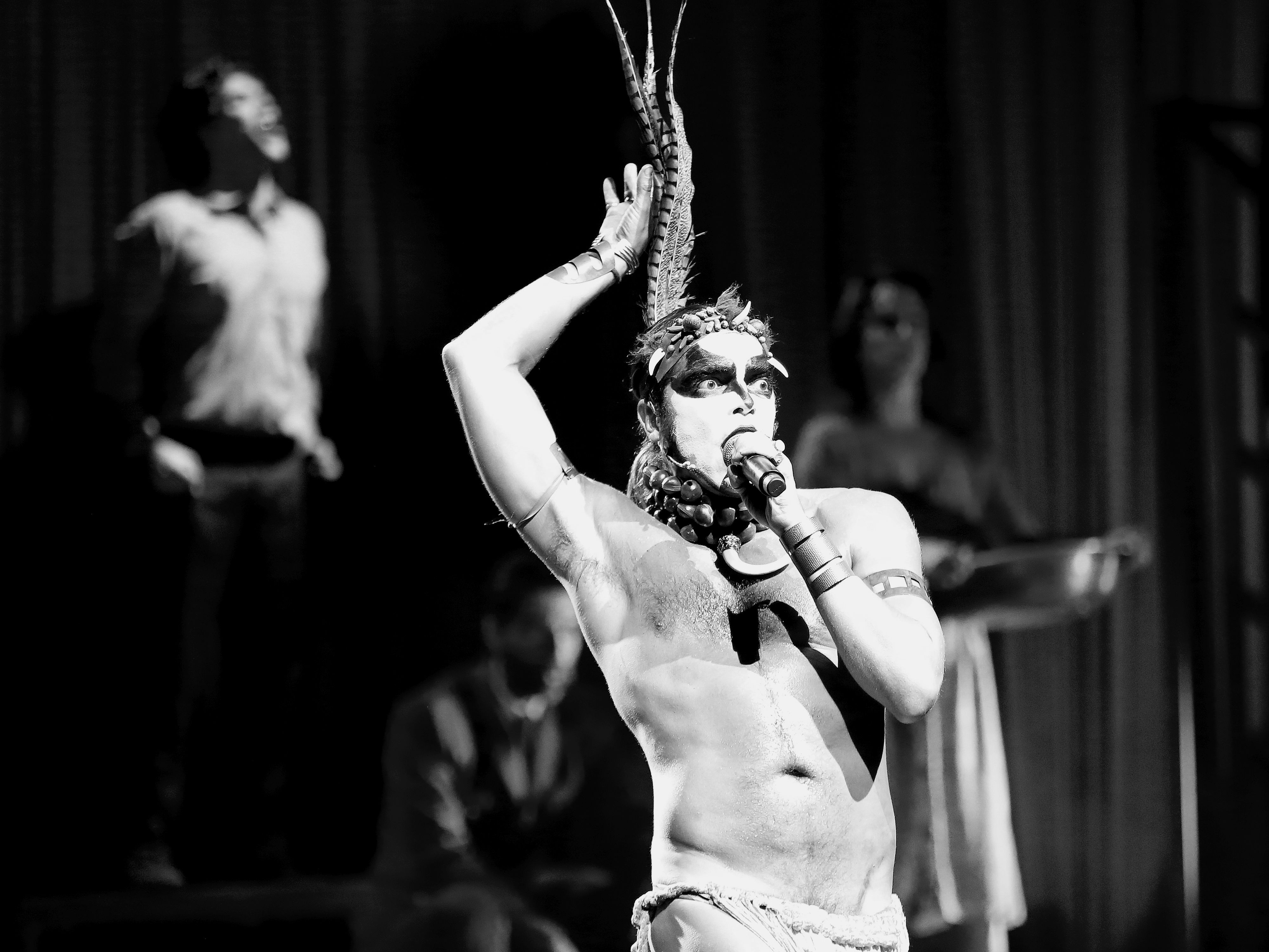 Preparo para dois dias de apresentação de musical sobre Ney Matogrosso exigiu dois meses de pré-produção