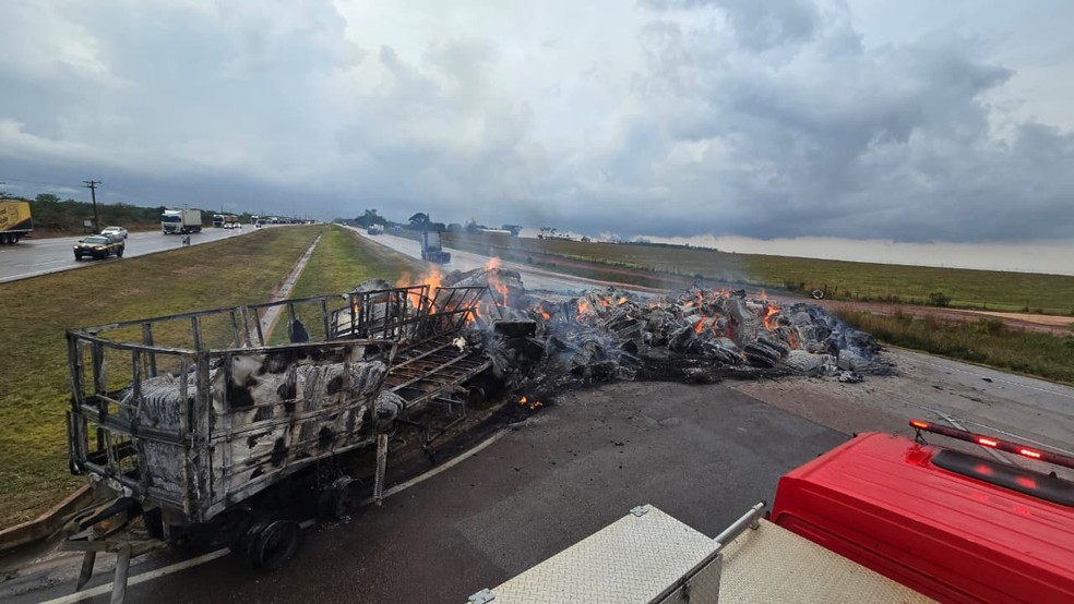 Estado em que ficou a carreta após a carga de algodão ter sido atingida pelo incêndio — Foto: Reprodução