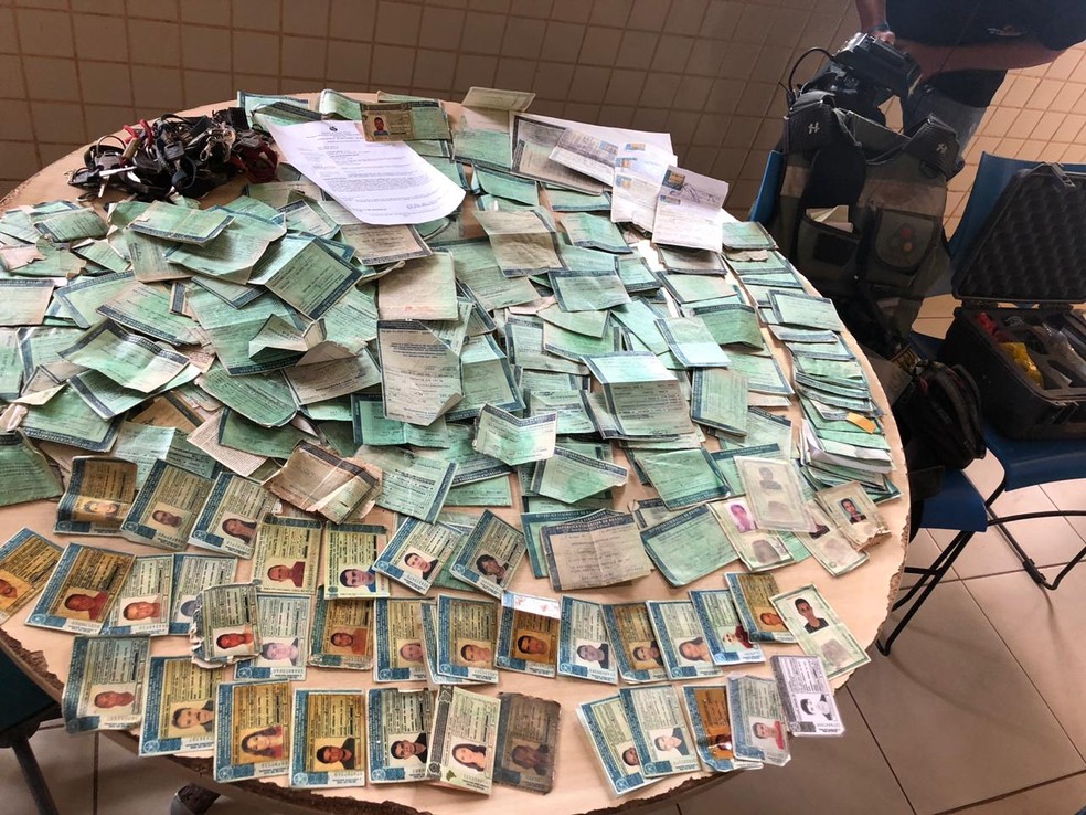 Documentos de veículos e carteiras de habilitação são encontrados pela Polícia na casa onde agente do Detran teria matado a esposa, no Pará. — Foto: Polícia Civil / PA