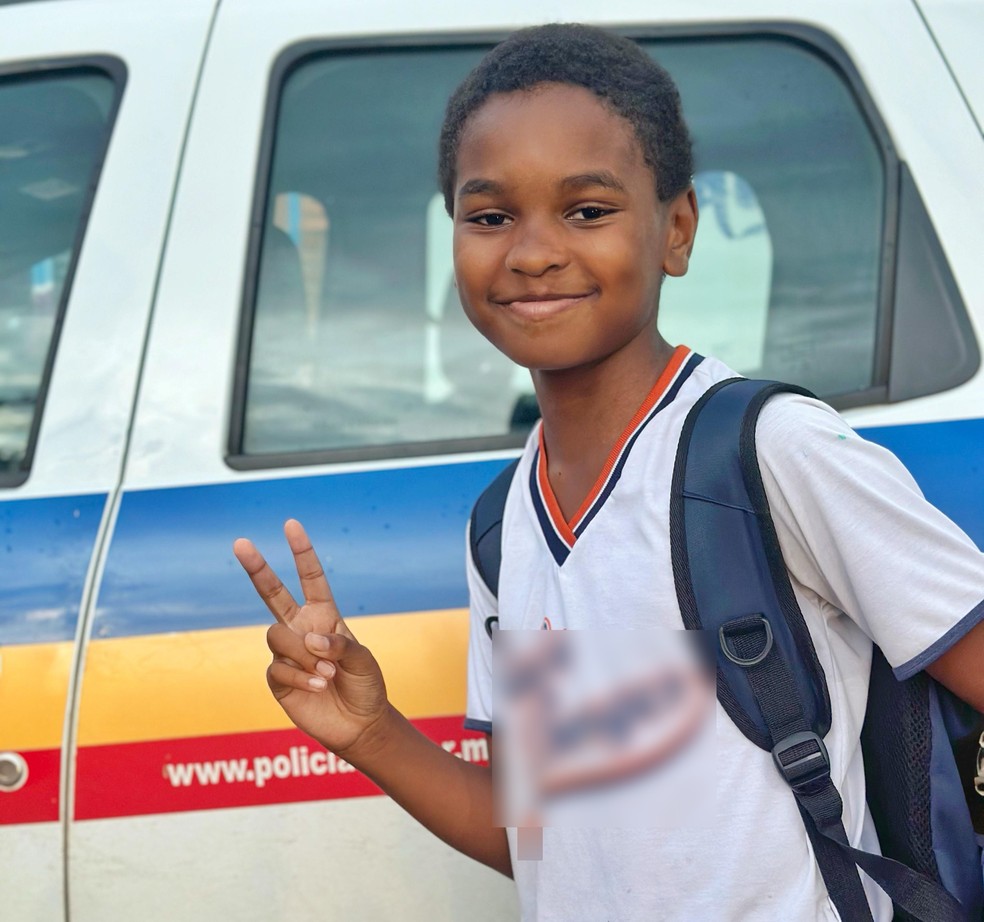 Lucca Gabriel em frente à viatura dos policiais que o homenagearam na escola — Foto: Polícia Militar/Divulgação