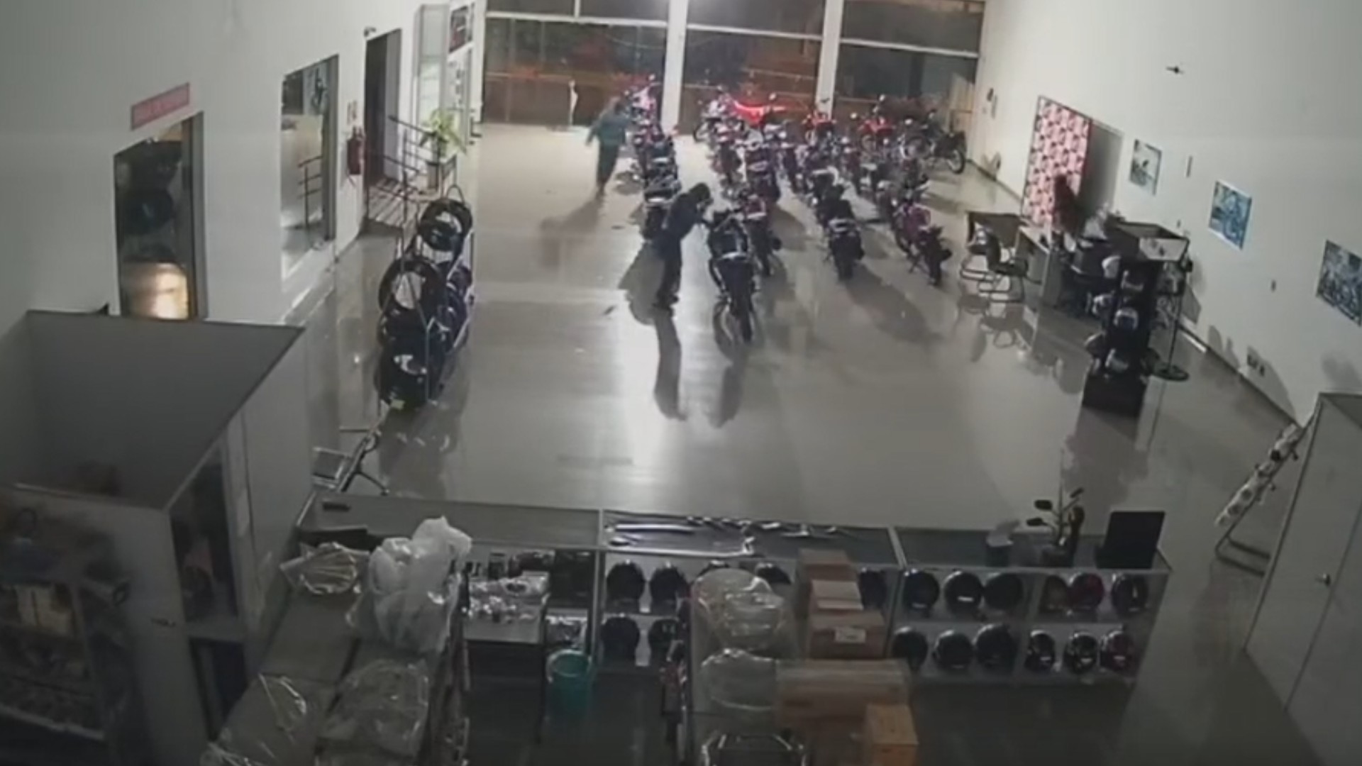 Grupo quebra fachada de concessionária e furta mais de R$ 3 mil em capacetes em Pederneiras; VÍDEO