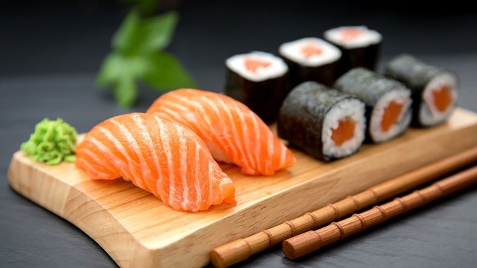 Liceu de Ofícios oferece curso que ensina a preparar sushi e sashimi; veja como participar