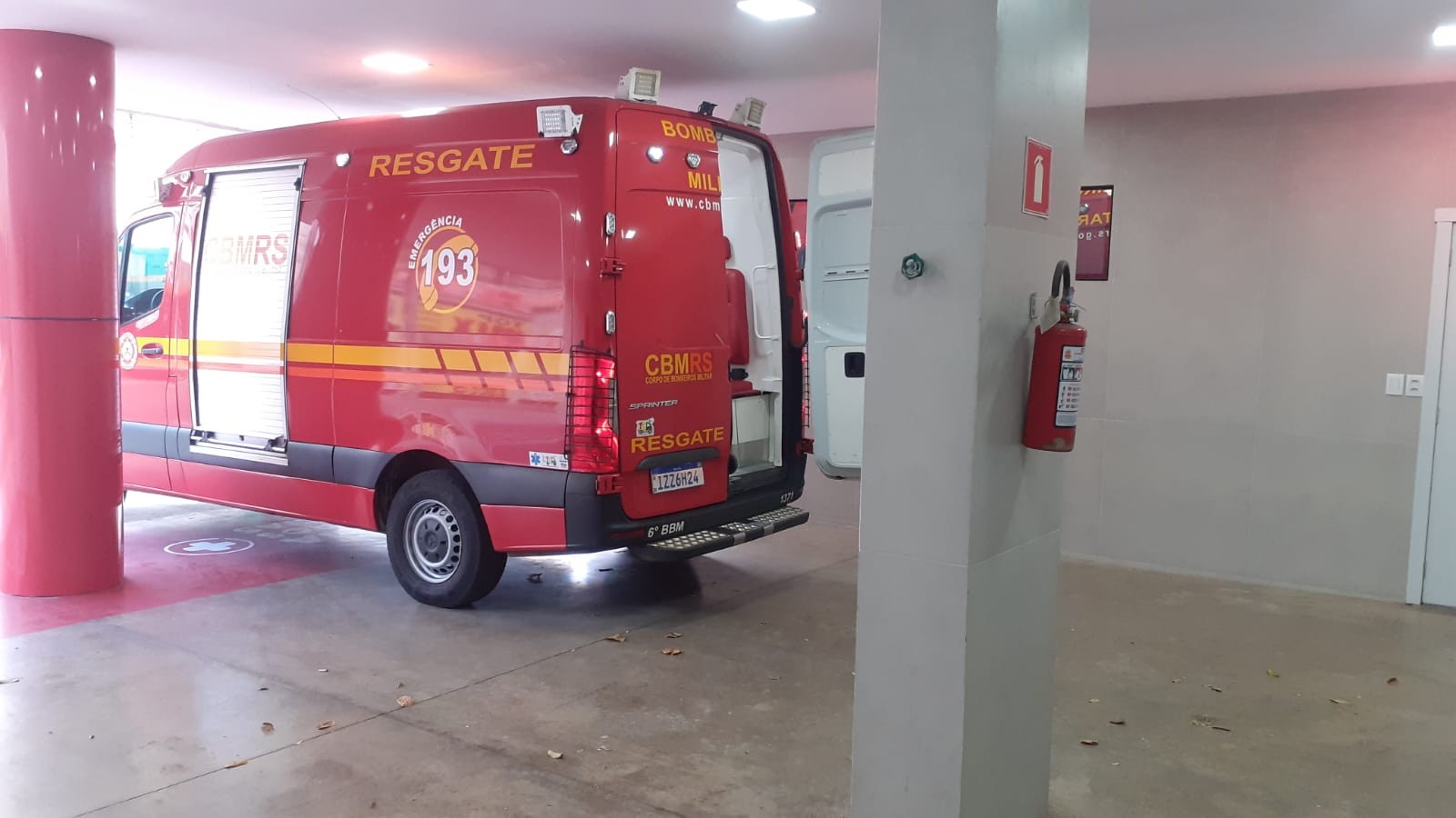 Carreta com gado tomba na BR-494, em MG