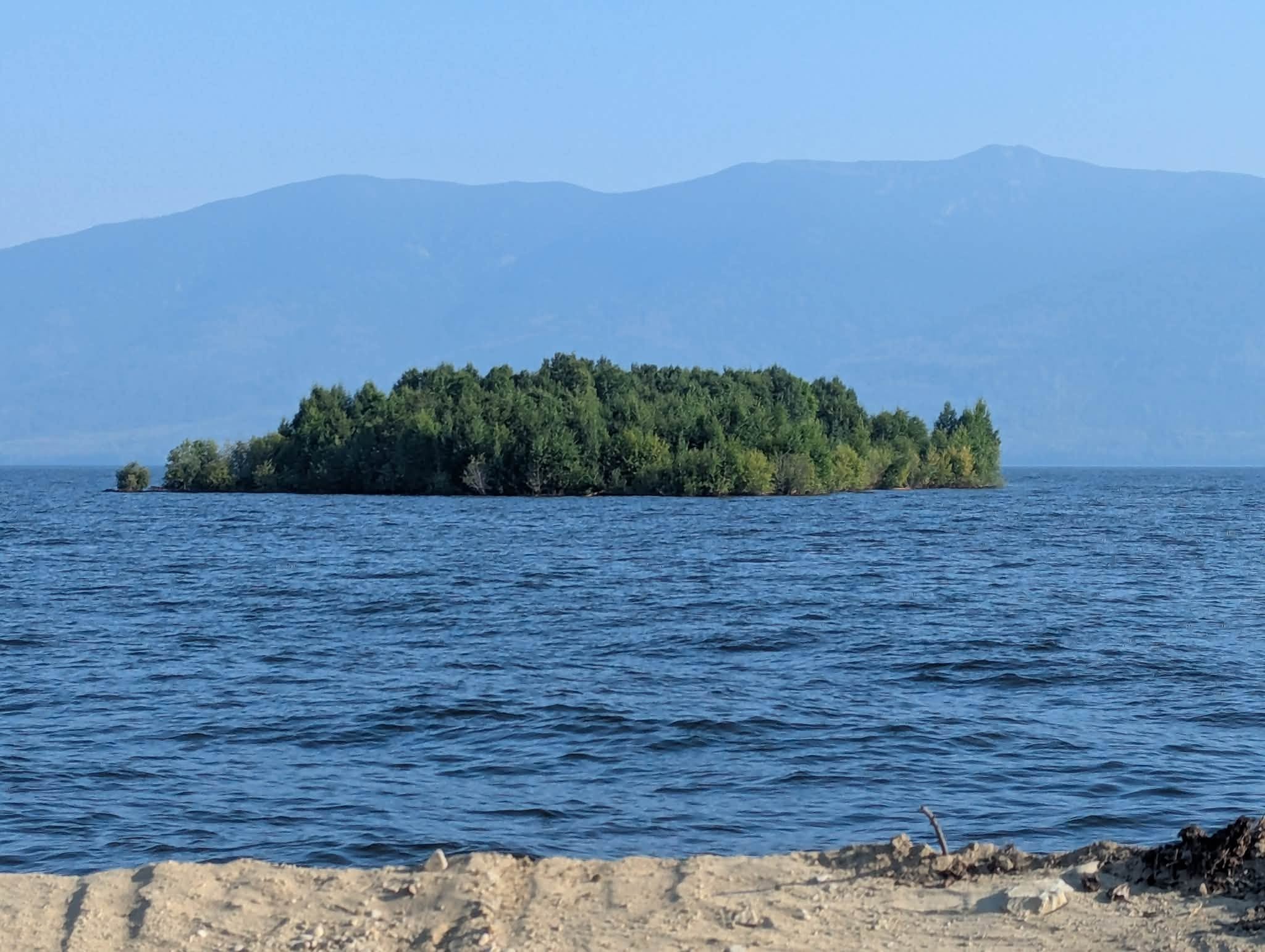 Ilha misteriosa aparece e desaparece em lago no Canadá