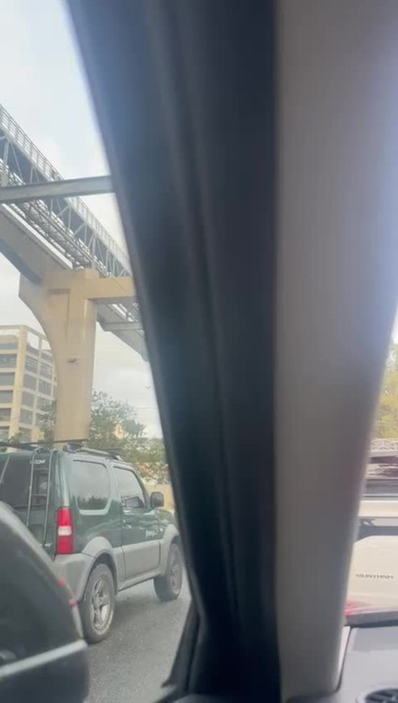 VÍDEO: funcionário cai de plataforma e fica pendurado por corda em obra do monotrilho na Zona Sul de SP