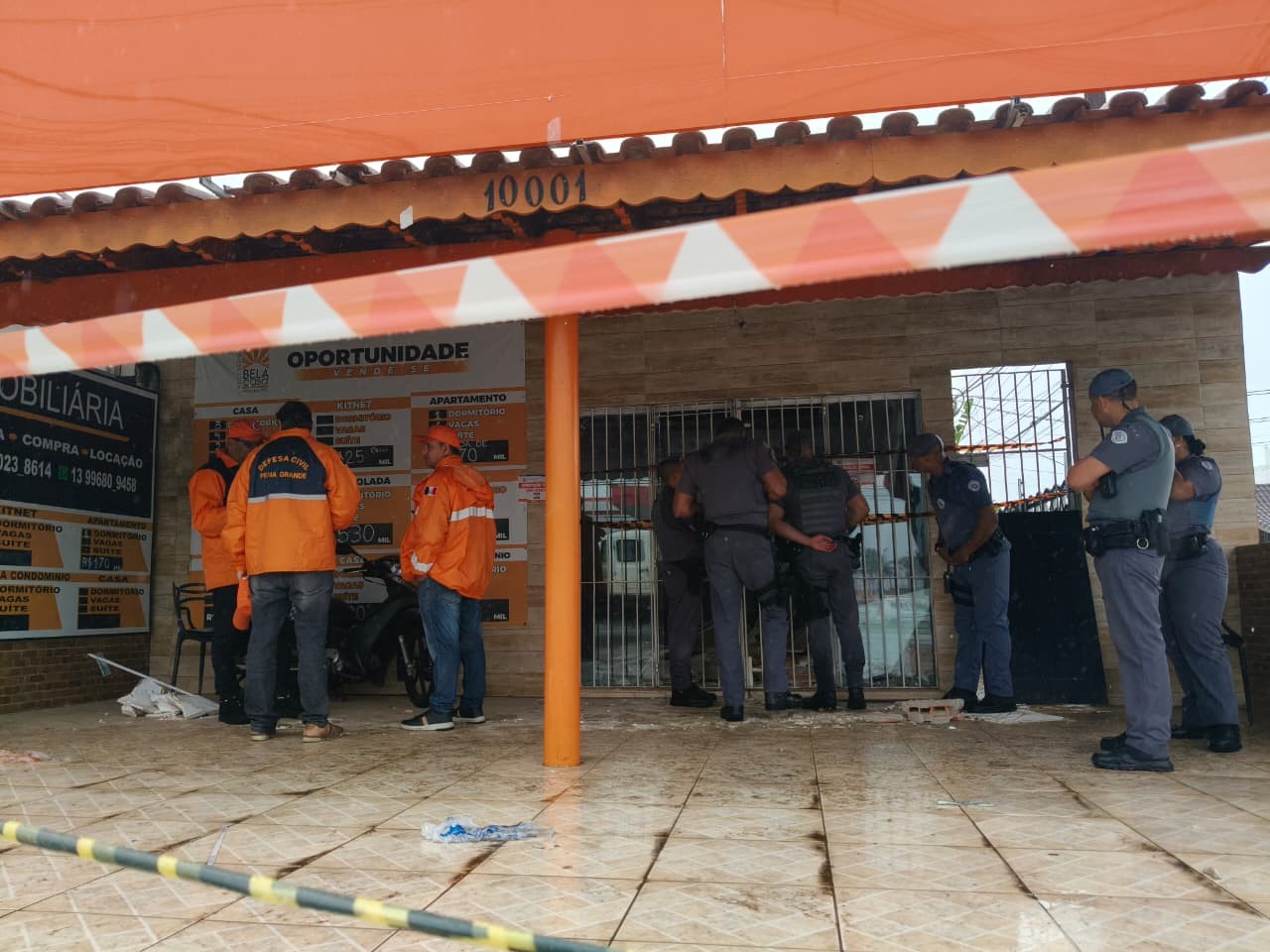 Teto de imobiliária desaba e deixa feridos no litoral de SP