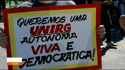 Professores e alunos da UnirG fazem protesto após lei ser aprovada