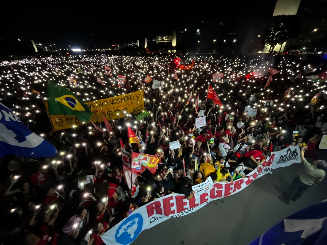 Manifestantes fazem ato pró-Lula na Esplanada dos Ministérios, em Brasília
