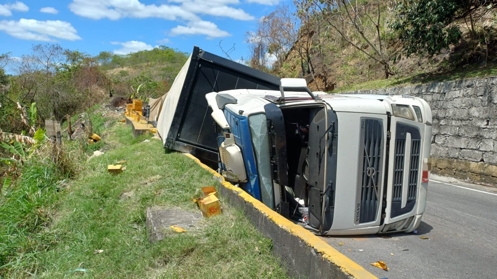 Carreta tomba e causa congestionamento na Serra das Araras, em Piraí