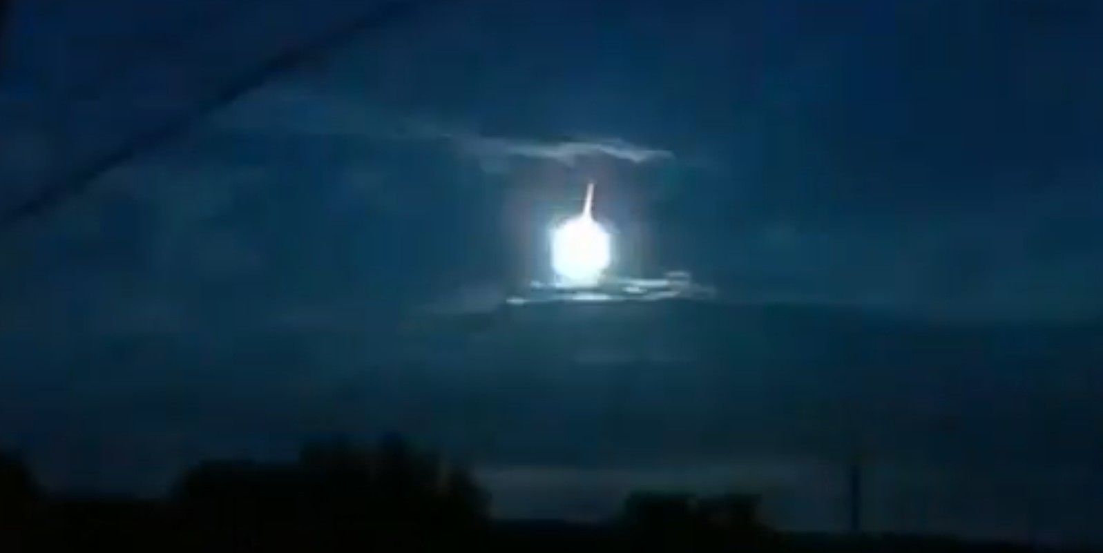 Meteoro 'bola de fogo' ilumina céu do Japão sobre vulcão Sakurajima