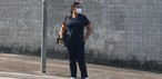 Moradora de Manaus usa máscara para se proteger de fumaça de queimadas — Foto: EDMAR BARROS/ATO PRESS/ESTADÃO CONTEÚDO