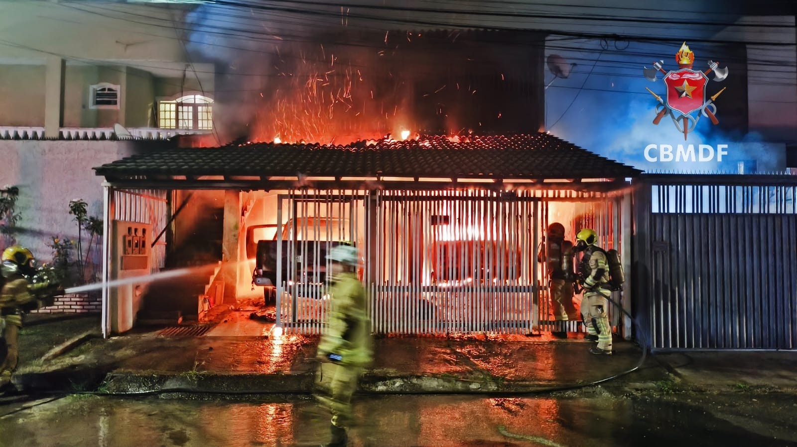 Caminhonetes pegam fogo em garagem de casa no DF; VÍDEO