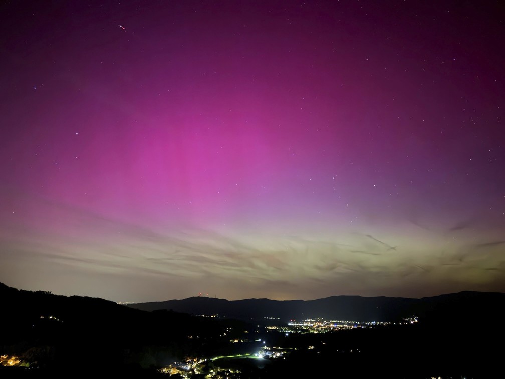 A aurora boreal sobre o vale Dreisamtal, na Floresta Negra, perto de Freiburg, Alemanha. — Foto: Matthias Bein/DPA via APP