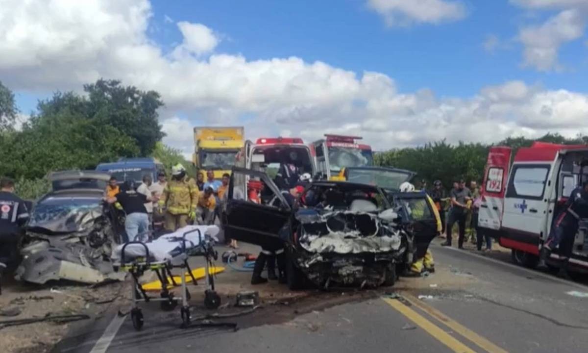 Batida entre dois carros deixa quatro feridos na Bahia; veículos ficaram irreconhecíveis 