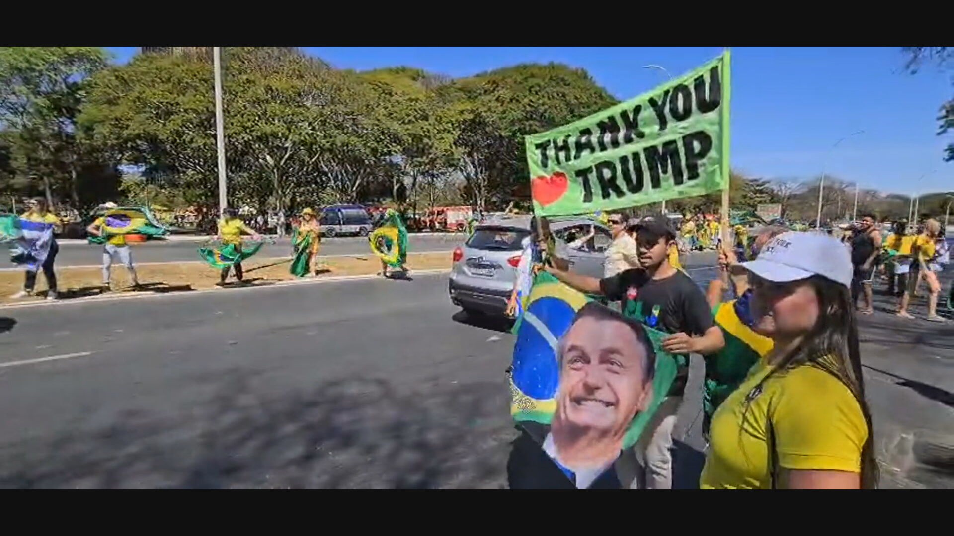 Apoiadores de Jair Bolsonaro fazem manifestação no Eixão, no DF 