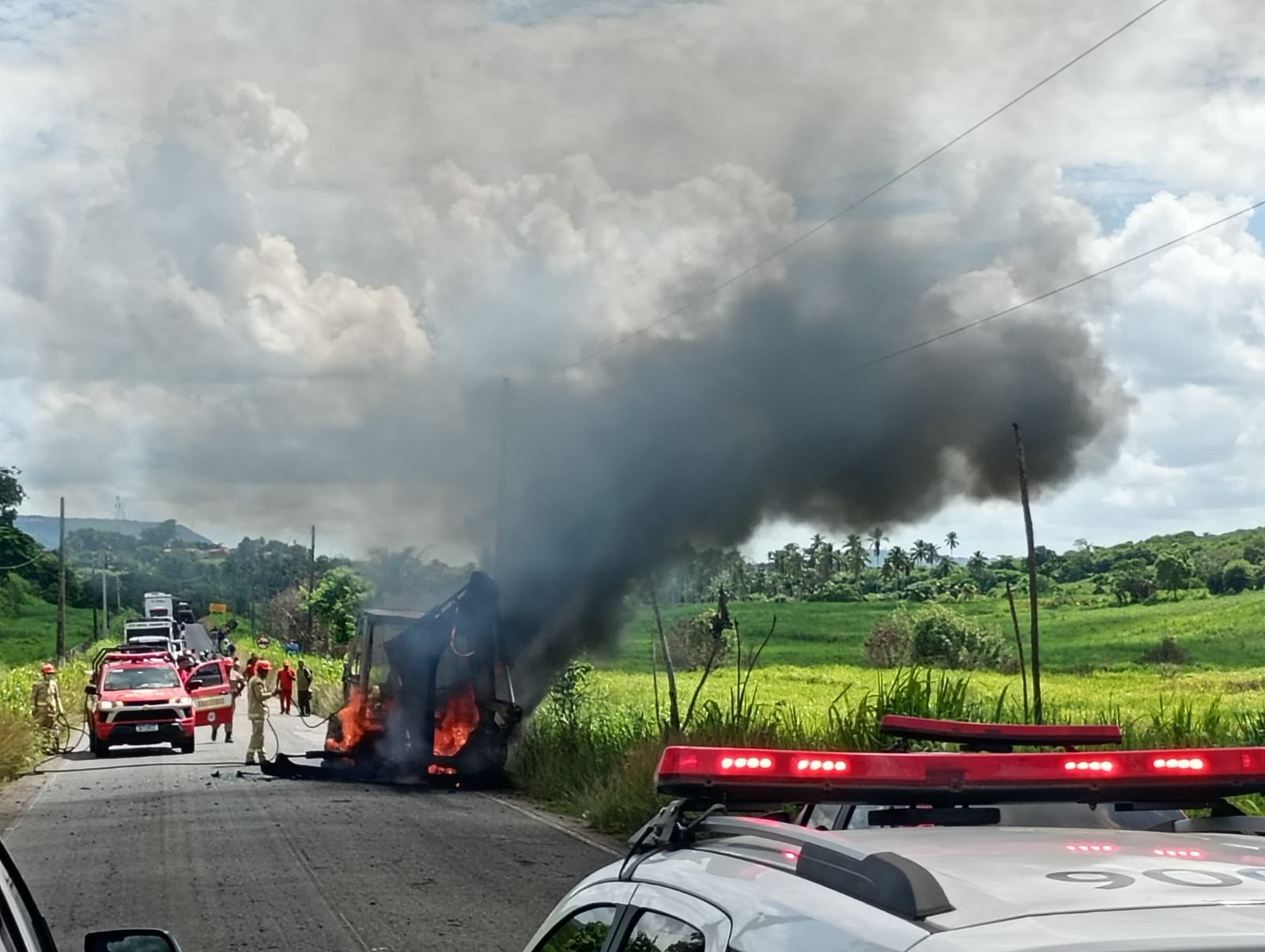 Retroescavadeira pega fogo e interdita rodovia no Brejo da PB