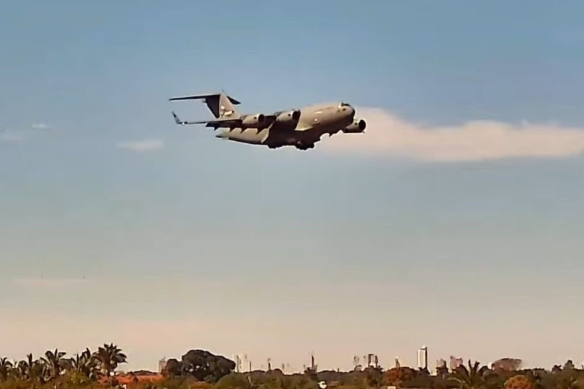 Avião de guerra dos EUA arremete no ar ao tentar pousar em Campo Grande; veja vídeo