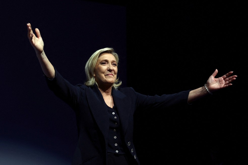 Marine Le Pen comemora após boca de urna indicar liderança da extrema direita na eleição francesa — Foto: Yves Herman/Reuters