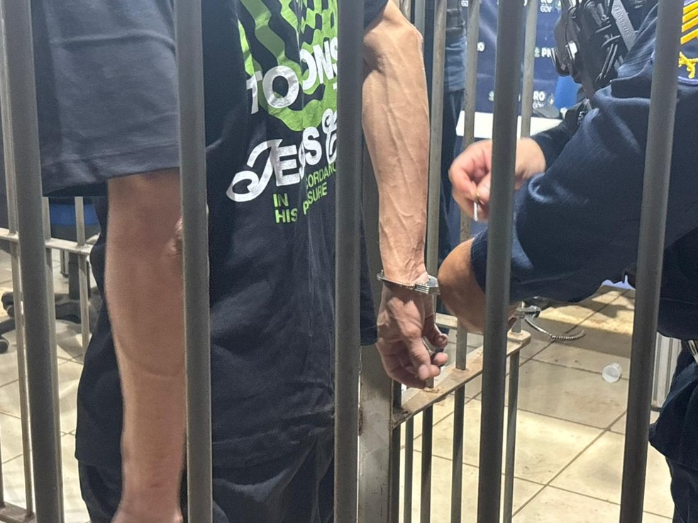 João Cândido algemado após o crime — Foto: Mateus Santos/g1