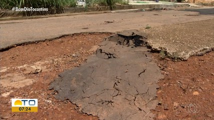 Moradores de Luzimangues convivem com buracos, escuridão nas ruas e mato algo