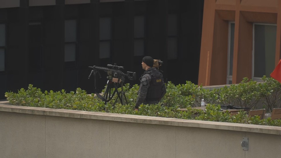 Snipers no alto de pr&eacute;dio da Avenida Paulista durante ato de Fl&aacute;vio Bolsonaro (PL) &mdash; Foto: Reprodu&ccedil;&atilde;o/TV Globo