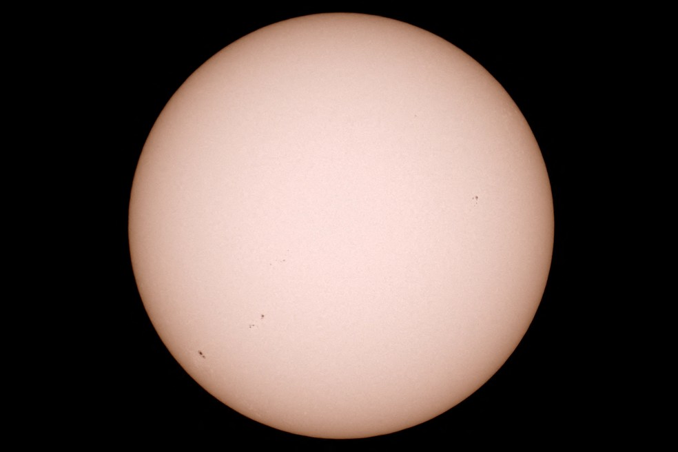 O Sol é visto da praia de Arija, na Espanha, antes do eclipse solar total nesta quarta-feira (12). — Foto: Borja Suarez/Reuters