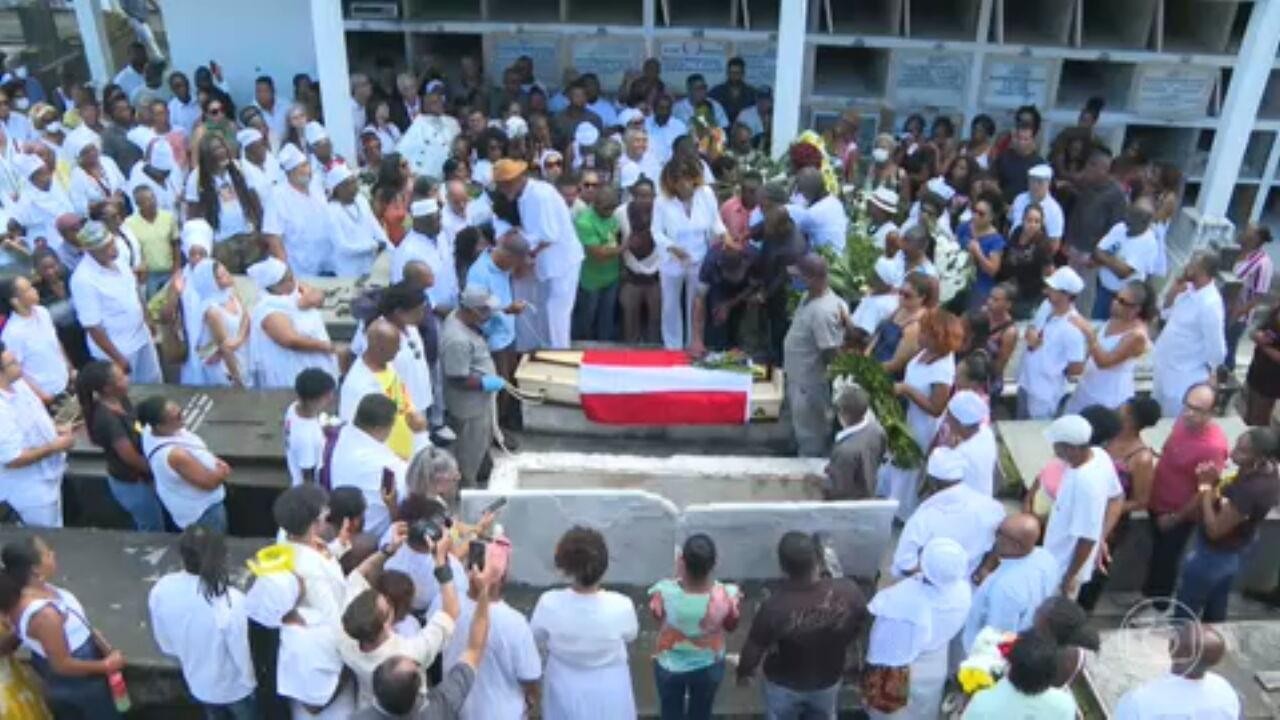 Despedida de M&atilde;e Bernadete, uma das mais importantes l&iacute;deres ...