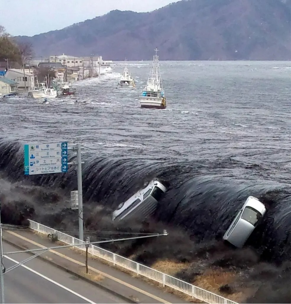 O tsunami foi provocado por um forte terremoto submarino de magnitude entre 9.0 e 9.1, ocorrido ao largo da costa nordeste do Japão — Foto: Getty Images via BBC
