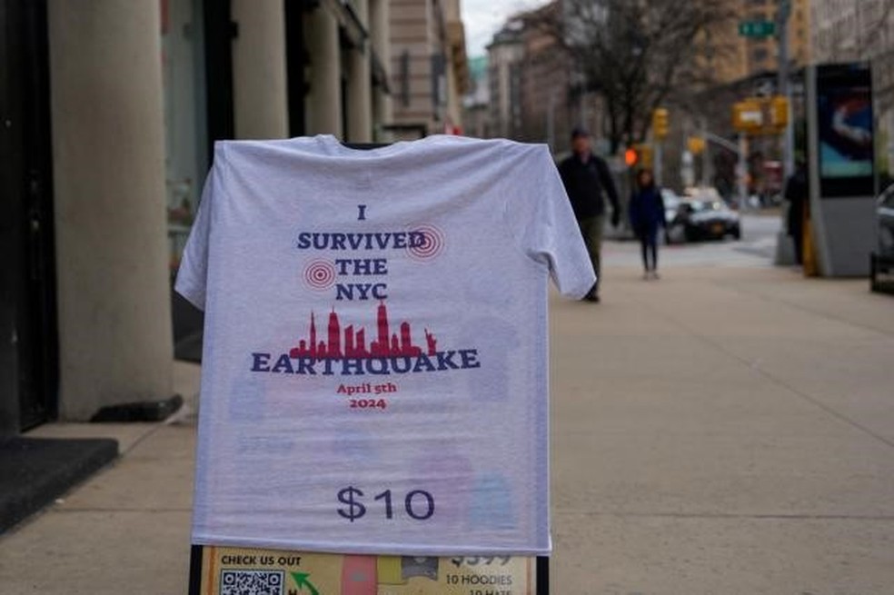 Na tarde de sexta, camisetas para turistas com a frase "eu sobrevivi ao terremoto em NY" já estavam sendo vendidas — Foto: Reuters/Via BBC