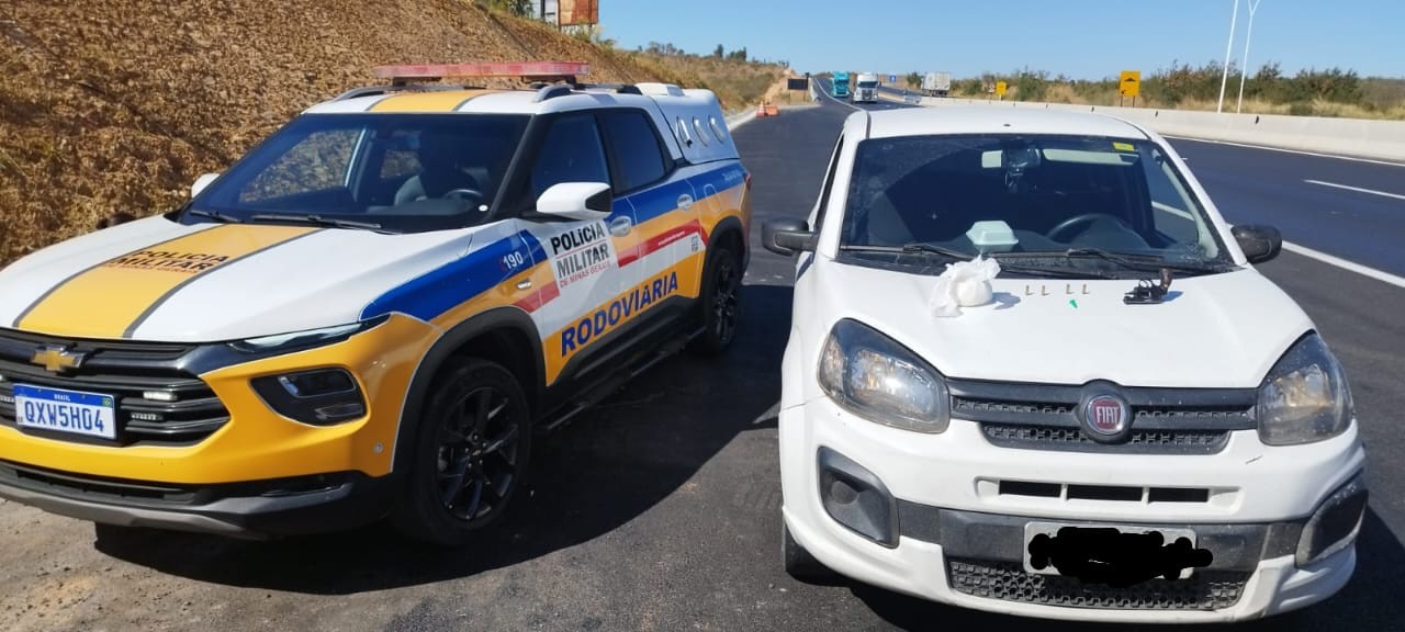 Arma, munições e drogas são apreendidas com ocupantes de carro furtado na BR-135