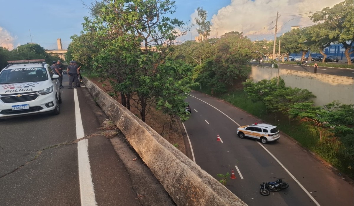 Motociclista morre após atropelar pedestre e cair de ribanceira em Campinas