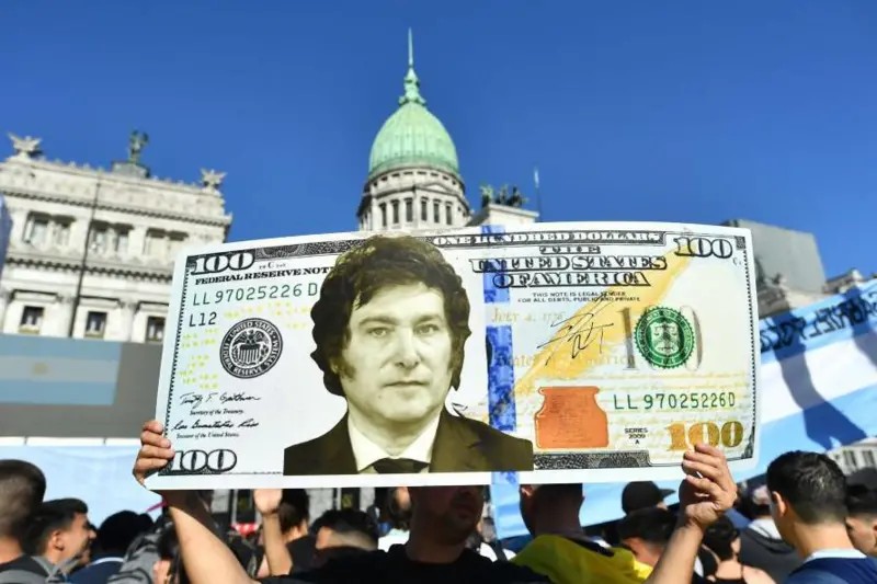 Como Milei conseguiu baixar inflação e valor do dólar na Argentina