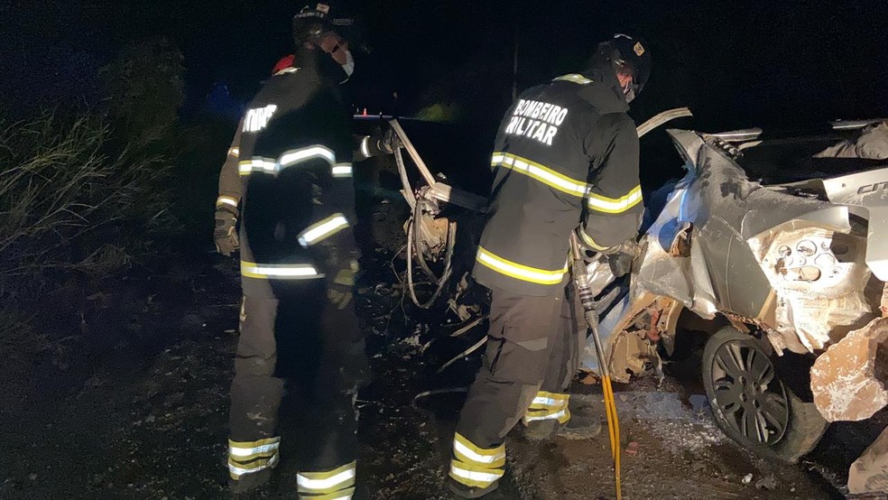 Bombeiros resgataram vítimas presas às ferragens em acidente na BR-319 — Foto: Divulgação