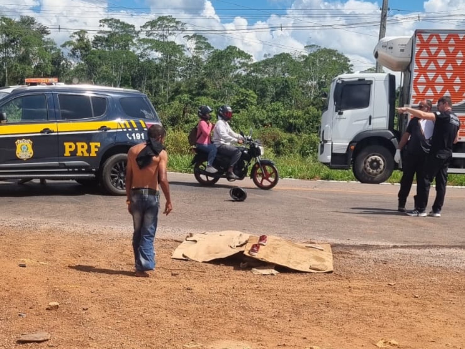 Mulher morre após colisão entre motocicleta e caminhão em rodovia no Acre 